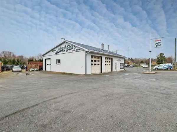 Commercial Building and Garage for Sale in Drummondville