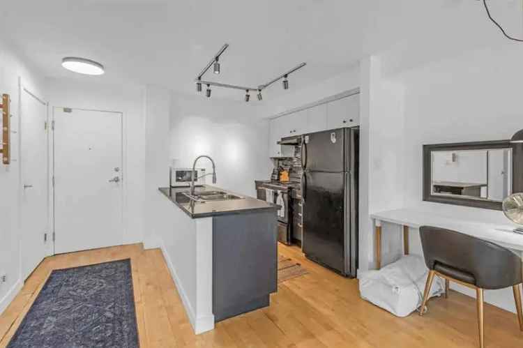 Buy spacious one bedroom condo in downtown Calgary with stunning views