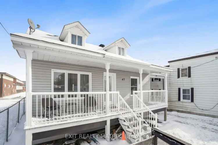 Cozy 3-Bedroom Bungalow in Alfred Family Home Near Elementary School