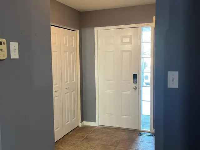 3 Bed 2 Bath Newly Painted Townhouse For Rent In Kitchener