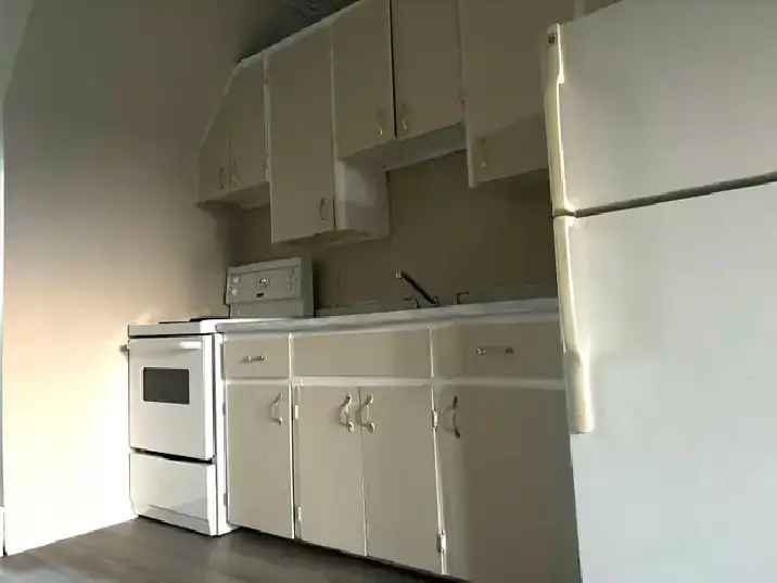 Unit 05, 114 Crerar Ct, 2-bedroom apt (1 bath 1 kitchen) north