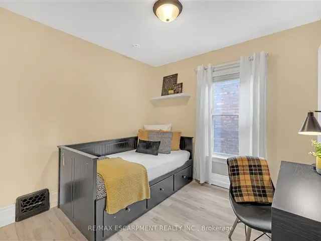 House For Sale in Hamilton, Ontario