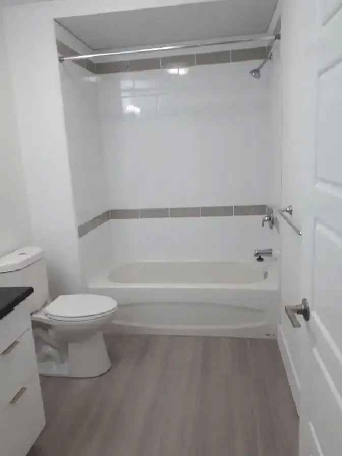 Rent Newly Renovated 2 Bedroom Apartment in Southgate Apartments