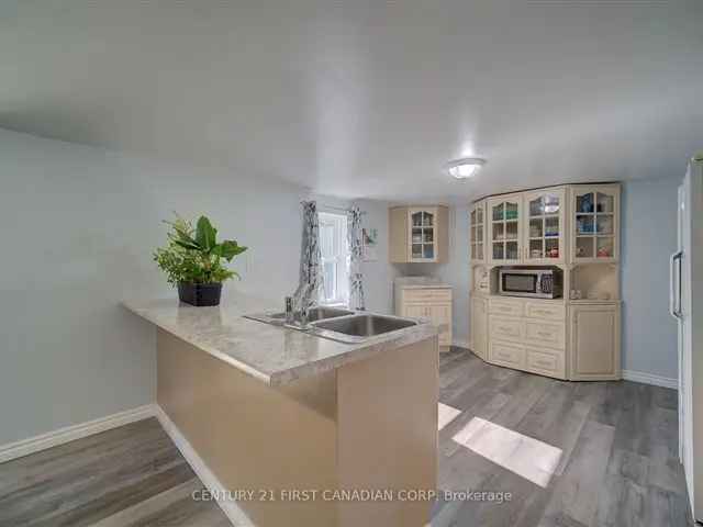 House For Sale in Tillsonburg, Ontario