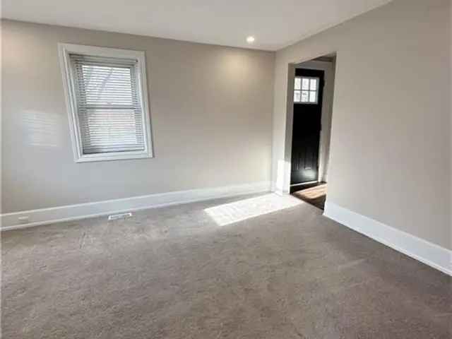 Townhouse For Rent in Hamilton, Ontario