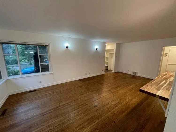 Charming 4-Bedroom Home Near Gyro Park - Ideal for Families & Investors