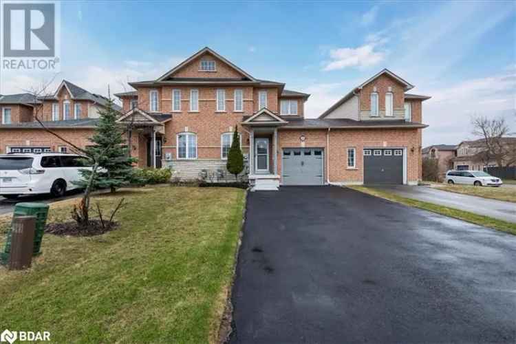 3 Bedroom Townhouse in Barrie Updated Kitchen and Deck