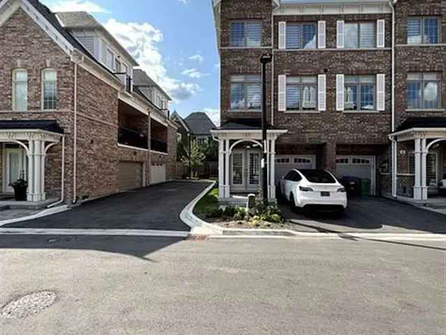 Luxury 3 Story Townhome Near Credit Valley Hospital