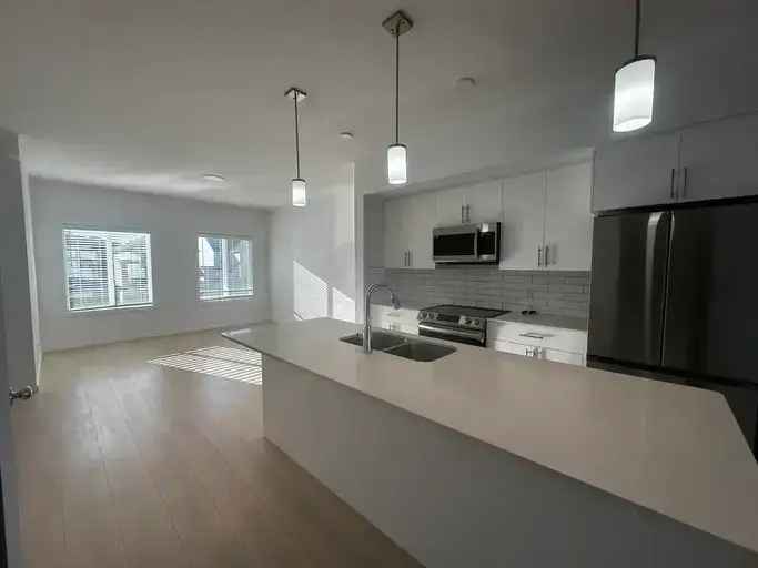 Rent 3 Bed Townhouse in Edmonton with Pets Allowed and Modern Features