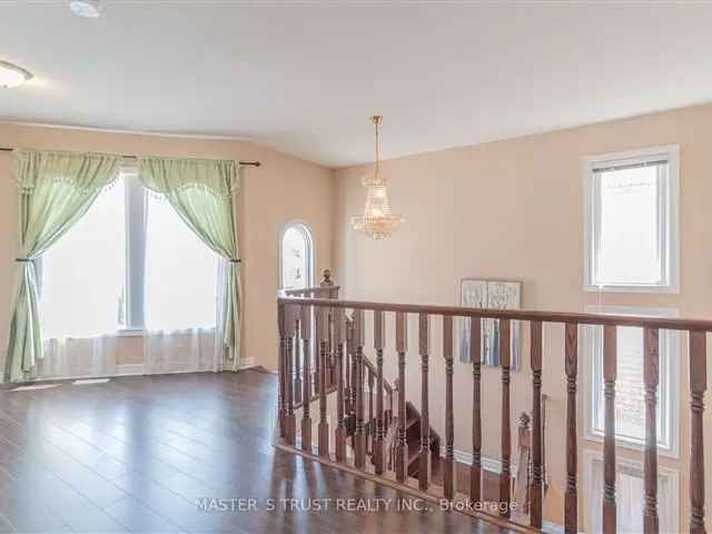 Luxury 4-Bedroom Detached Home Near Streetsville Go Station