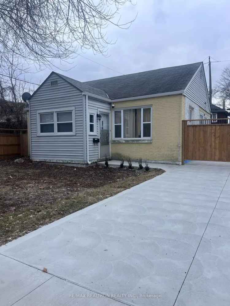 House For Sale in Windsor, Ontario