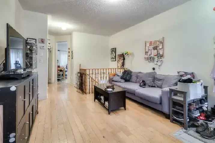 Charming 2-Bdrm Condo Townhouse in Upper Beaches