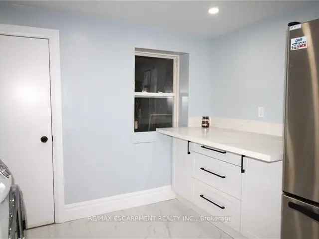 Renovated 3-Bedroom Townhouse 1052 Sqft High Walk Score