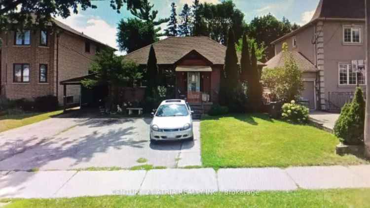 Charming Bungalow Near Lawrence West Subway