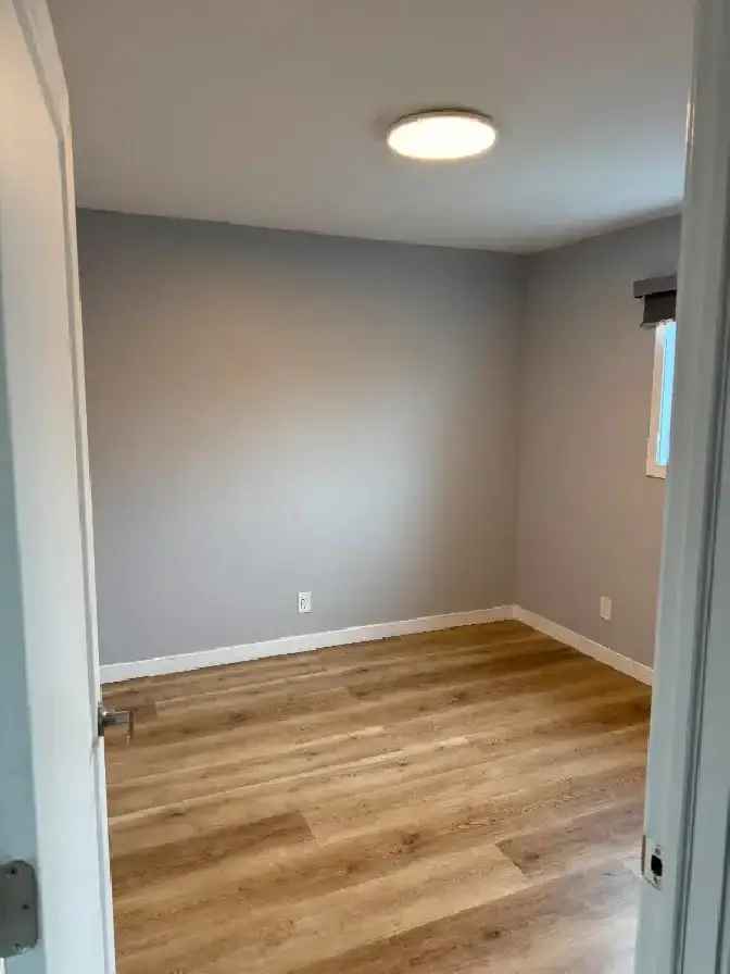 2 Bedroom Apartment Near Subway and Dufferin Mall