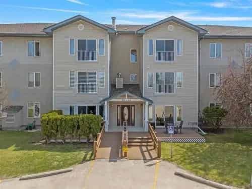 Condo for Sale in Winnipeg Meadowood Pet-Friendly 2 Beds