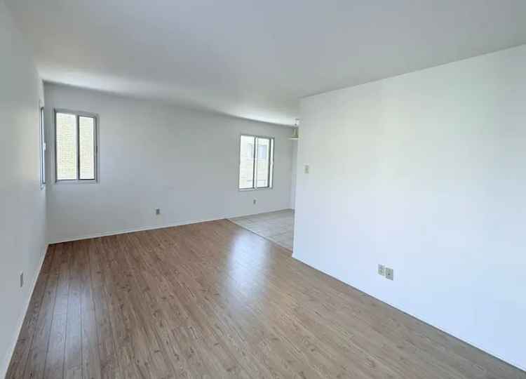 Rent Charming Apartment for Couples with 2 Bedrooms and Spacious Living Room