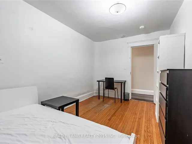 4-Bedroom Trinity Bellwoods Park Apartment - Modern & Furnished