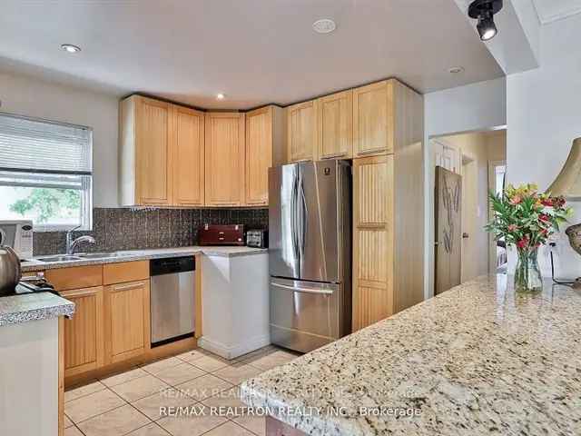 Bright Spacious House Richmond Hill Family Home Hardwood Floors Gas Fireplace Finished Basement