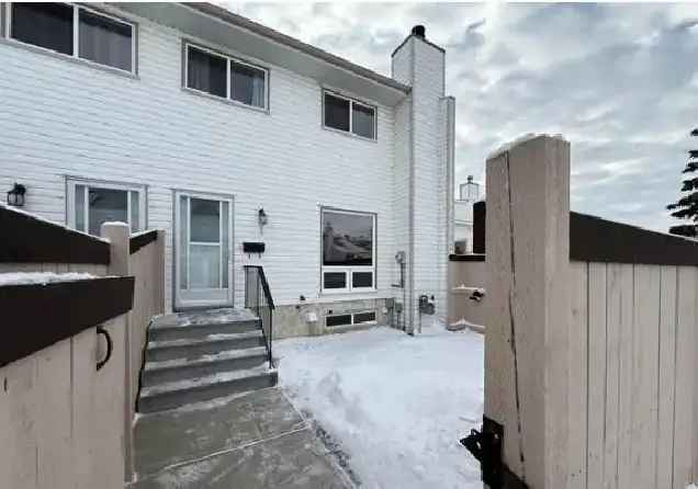 Rent Gorgeous Townhouse in Marlborough Place Featuring 3 Bedrooms and Fenced Yard