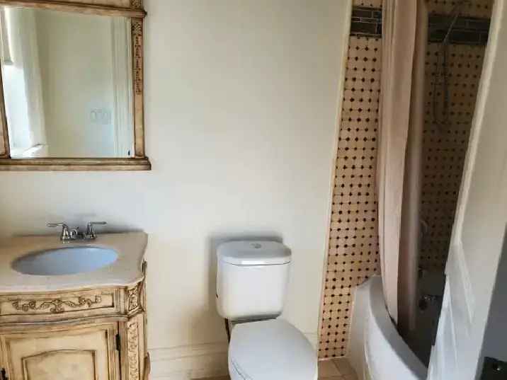 Room Rental North York For Female Student or Businesswoman