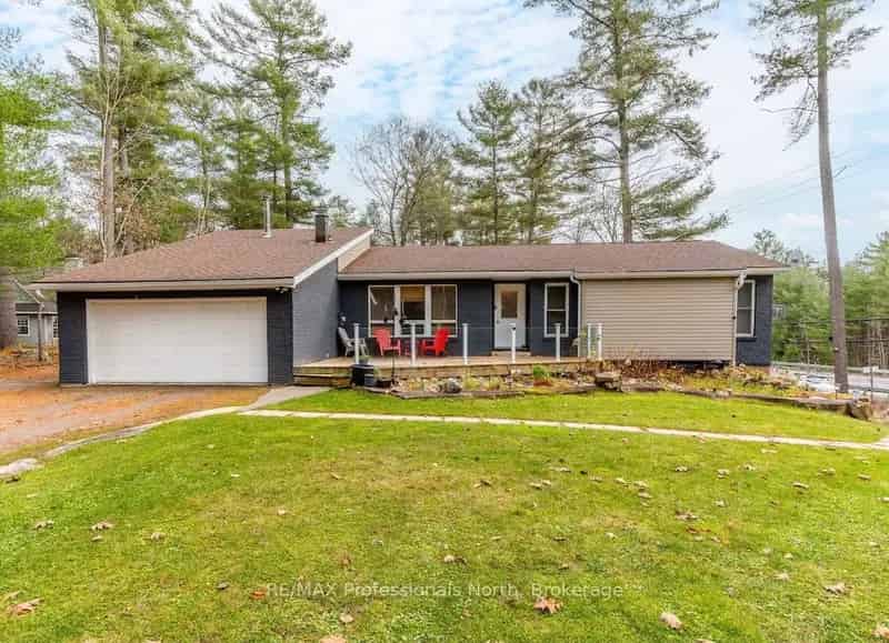Buy bungalow in Algonquin Highlands with waterfront features