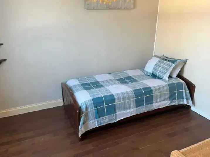 Room for rent in Winnipeg with utilities included for female students