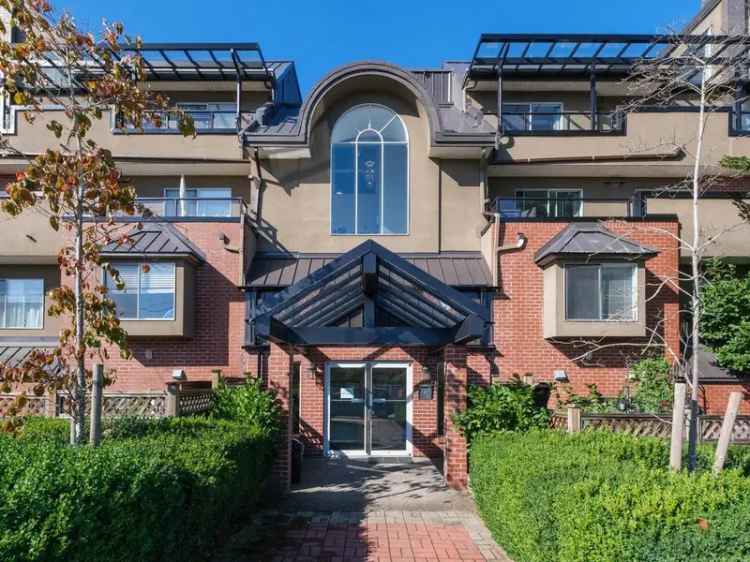 A $699,000.00 Apartment/Condo with 3 bedrooms in Beach Grove, Tsawwassen