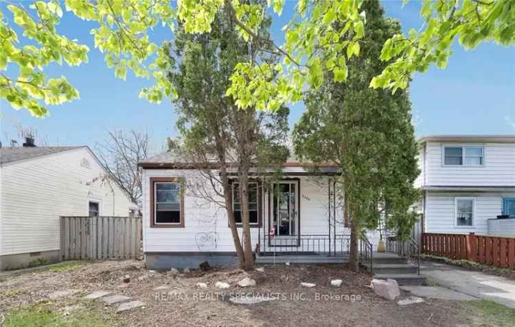 House For Sale in Windsor, Ontario