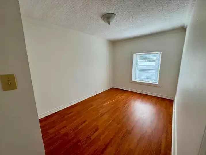 Charming 3-Bedroom Home in Downtown Kemptville Pet-Friendly Backyard