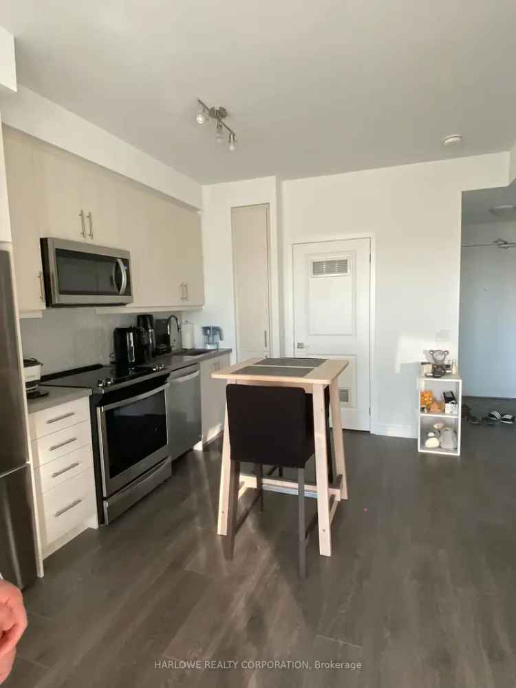 Luxury 1+Den Condo Near Yonge & Hwy 7