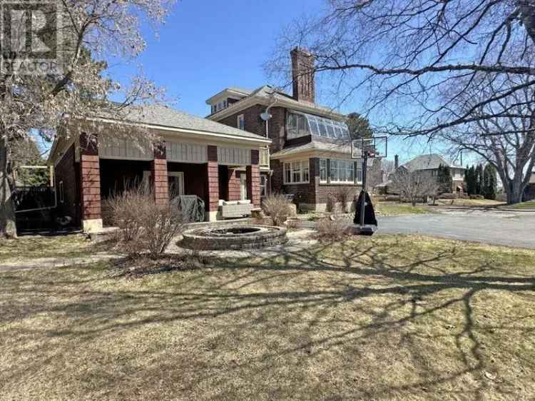 Thunder Bay Character Home - 4 Beds, 3 Baths, Indoor Pool