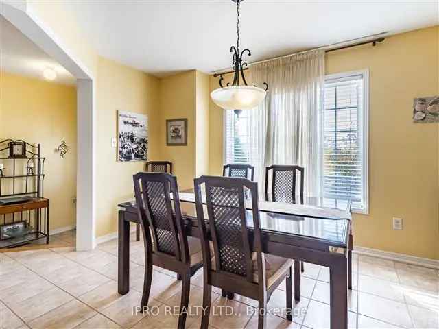 Townhouse For Sale in Burlington, Ontario