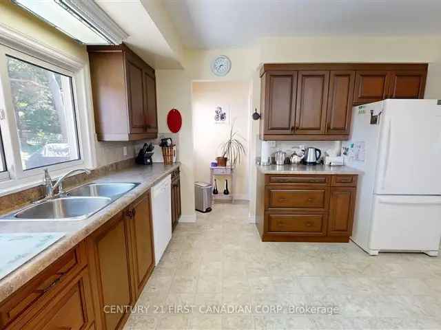 House For Sale in Harrison, Ontario