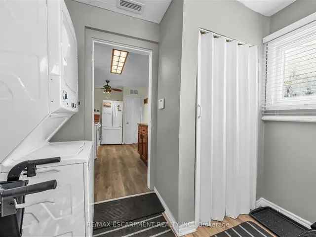 Attractive East End Hamilton Home - 780 Sq Ft - 2 Bedrooms - Detached Garage