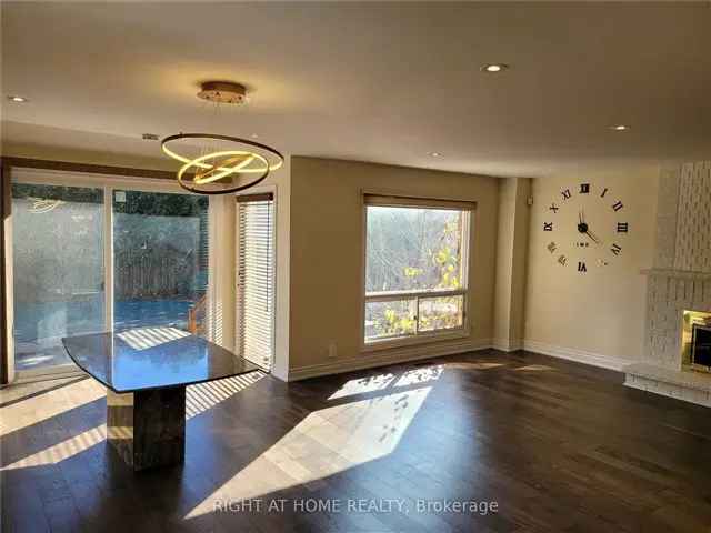 House For Sale in Oakville, Ontario