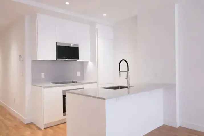 Renovated 1 Bed Plus Den Near Cote des Neiges Metro
