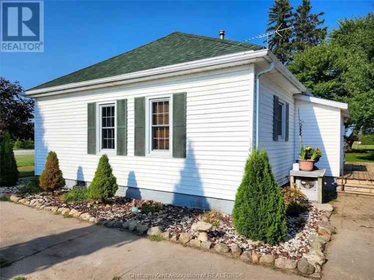 3 Bedroom Bungalow on 1.112 Acres - Country Living