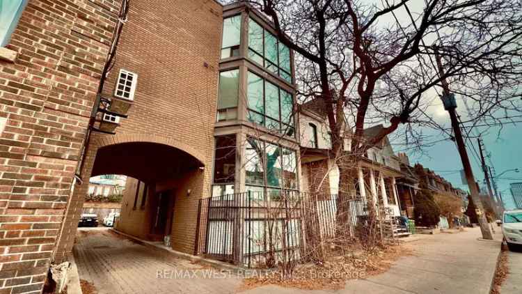 House For Sale in 1061, Bathurst Street, Toronto, Ontario