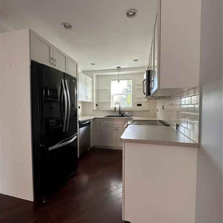 3 Bed 2 Bath Townhouse Diamond Park Near NIC and CFB Comox