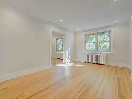 Great 5 1/2 in historic Westmount building, heating included!