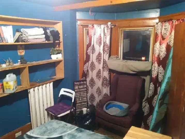 1 February Annex Room For Rent At Bathurst & Bloor