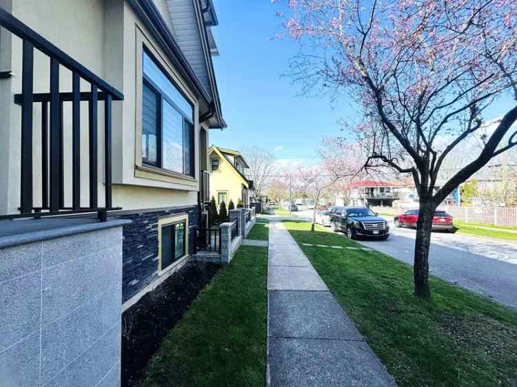 8-Bedroom House with 2 Suites and Laneway in Vancouver East
