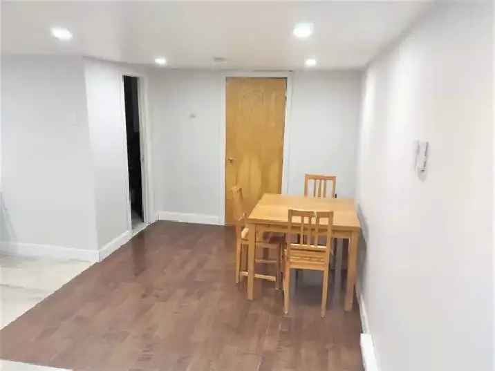 Bel grand appartement 2 1/2 rénové à louer disponible maintenant