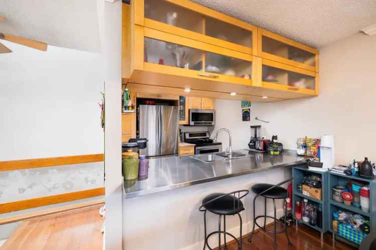 2-Bedroom Townhouse in Willow Arbor Fairview Near Whole Foods VGH Skytrain