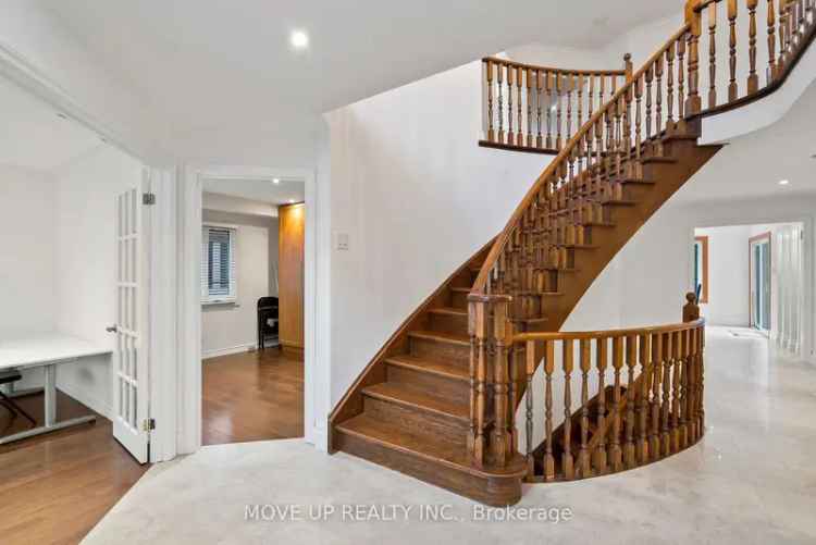 House For Sale in 21, Gaby Court, Richmond Hill, Ontario