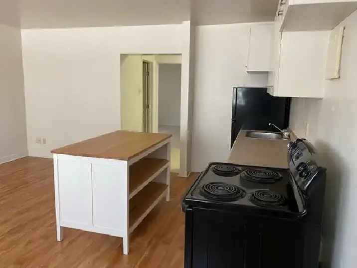 OFF BROADWAY  LARGE 1 BEDROOM