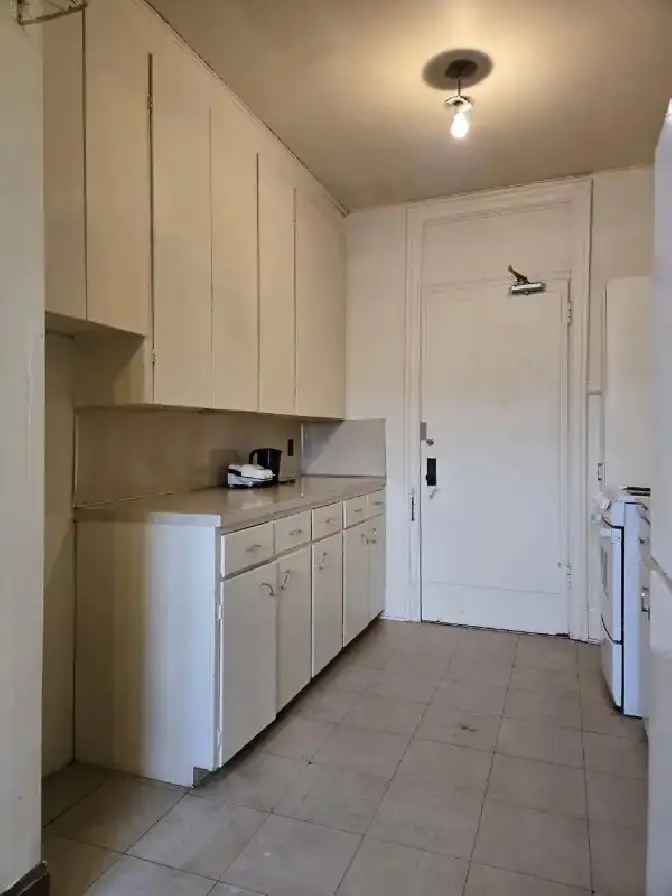 One-bedroom apartment for sublet in Downtown Winnipeg - 464 St.