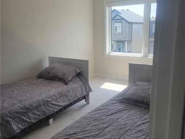 Furnished Townhouse in Half Moon Bay 3 Beds Finished Basement