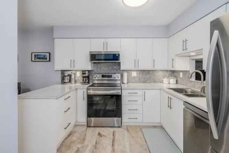 Spacious Townhome with New Kitchen and Ensuite 55 Plus